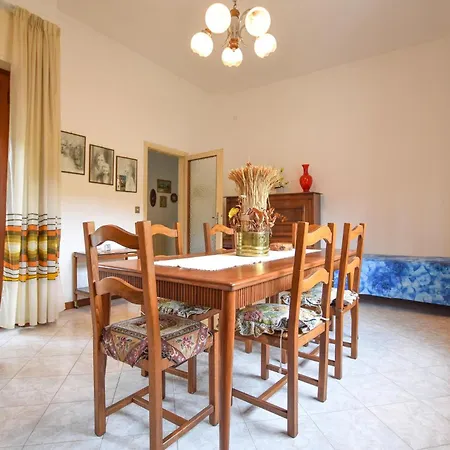 2 Bedroom Awesome In Piano Di Dom wakacyjny